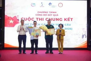 Director of the Ho Chi Minh City Department of Tourism, Pham Huy Binh (L) and Ms. Nguyen Thi Khanh, Chairwoman of the Ho Chi Minh City Tourism Association, congratulate the chefs on June 8. (Photo: SGGP)