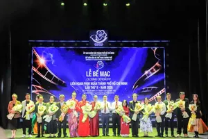 Vice Chairman of the Ho Chi Minh City People's Committee, Nguyen Manh Cuong (8th, R) and Mr. Tran The Thuan, Director of the Ho Chi Minh City Department of Culture and Sports (9th, L), present flowers to partner organizations, sponsors, and honorary guests of the Ho Chi Minh City Short Film Festival 2026. (Photo: SGGP)