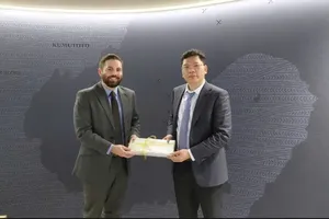 Vice Chairman of the HCMC People's Committee Hoang Nguyen Dinh (R) offers a gift to Mr. Ben McNulty, Deputy Mayor of Wellington. (Photo: SGGP)