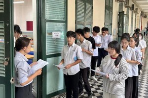 Candidates queue to enter examination rooms to complete registration procedures for the 2026 National High School Graduation Examination at the examination venue of Le Quy Don High School in Xuan Hoa Ward, Ho Chi Minh City, on the afternoon of June 10. (Photo: SGGP)