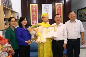 The Ho Chi Minh City delegation visit Mr. Tran Van Manh. (Photo: SGGP)