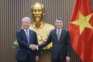 Prime Minister Le Minh Hung (right) recieves JICA President Tanaka Akihiko in Hanoi on June 11. (Photo: VNA)