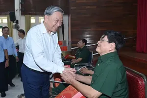 Party General Secretary and State President To Lam visits and presents gifts to wounded and sick soldiers at the Thuan Thanh Nursing Center for War Invalids and Wounded Soldiers in Ninh Xa Ward, Bac Ninh, on July 15, 2025. (Photo: SGGP)
