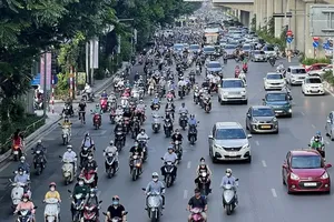 Hanoi proposes spending over VND1 trillion to support residents in switching to electric vehicles. (Photo: SGGP)