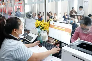 Civil servants at the Public Administrative Service Center of Ba Diem Commune handle administrative applications via the National Public Service Portal. (Photo: SGGP)