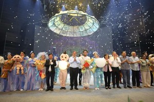 Vice Secretary of the Party Committee and Chairman of the Vietnam Fatherland Front Committee of Ho Chi Minh City Nguyen Phuoc Loc offers flowers to artists. (Photo: SGGP)