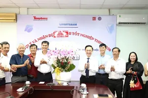 Vice Secretary of the municipal Party Committee Dang Minh Thong, pays a visit to and extends congratulations to Tien Phong Newspaper’s Representative Office in Ho Chi Minh City. (Photo: SGGP)