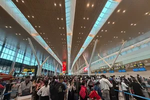 Passengers wait for departure at the airport. (Photo: SGGP)