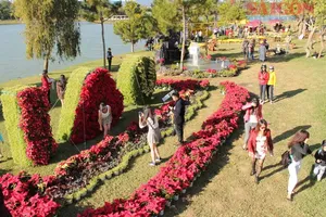 Floral displays at the national scenic site of Xuan Huong Lake during previous editions of the Da Lat Flower Festival (Photo: SGGP)