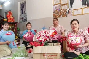 Soap flower cooperative group of Ms. Tran Thi Nga (second from right), based in Tan Dong Hiep Ward, Ho Chi Minh City, has created employment opportunities for many women. (Photo: SGGP)