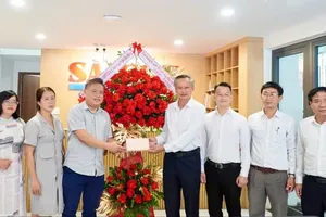 Vice Chairman of the Da Nang People's Council, Doan Ngoc Hung Anh offers flowers to the Da Nang Representative Office of Sai Gon Giai Phong (SGGP) Newspaper. (Photo: SGGP)