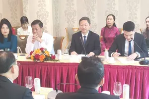 Head of the Propaganda and Mass Mobilization Commission of the Ho Chi Minh City Party Committee, Duong Anh Duc, receives a delegation from the State Publishing and Book Distribution House of Laos led by its Director and Editor-in-Chief, Xaynhaphone Anulat. (Photo: SGGP)