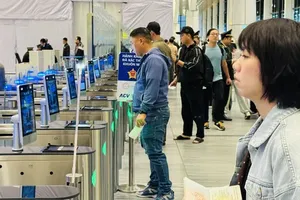Passengers complete facial authentication procedures at an airport. (Photo: SGGP)