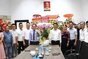 A delegation from Ho Chi Minh City visits the HCMC Representative Office of Dai Doan Ket (Great National Unity) Newspaper. (Photo: SGGP)