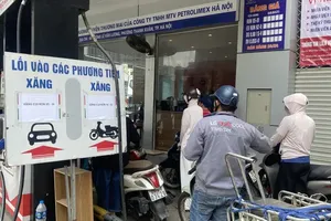 Residents in Hanoi queue to refuel with E10 gasoline at a petrol station on Le Van Luong Street. (Photo: SGGP)