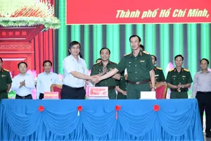 Journalist Truong Duc Nghia, Deputy Editor-in-Chief of Sai Gon Giai Phong Newspaper (L), signs the propaganda coordination regulation with the Ho Chi Minh City High Command at the conference. (Photo: SGGP)