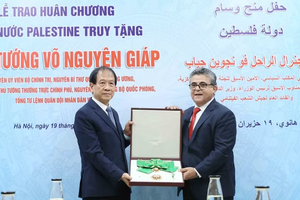 Palestinian Ambassador to Vietnam Saadi Salama (R) presents the Grand Collar Medal of the State of Palestine in honour of General Vo Nguyen Giap to a member of his family at the ceremony in Hanoi on June 19, 2026. (Photo: VNA)