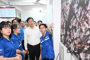 HCMC leaders visit volunteers participating in “Digital Summer” campaign. (Photo: SGGP)