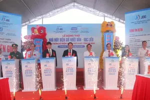 Provincial leaders and investor perform groundbreaking ceremony for the Japan–Bac Lieu Wind Power Plant project. (Photo: SGGP)
