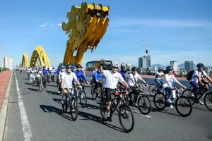 The cycling journey through the central streets of Da Nang, helping spread the message of a green lifestyle (Photo: SGGP)
