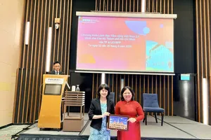 Ms. Nguyen Truong Nhat Phuong (R) presents a commemorative gift to Ms. Ong Toon Hui, Vice Dean and Executive Director of the Institute of Leadership and Governance at the Lee Kuan Yew School of Public Policy, National University of Singapore. (Photo: SGGP)