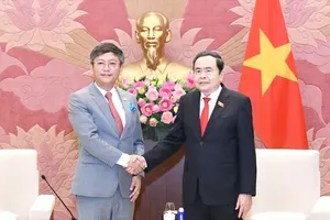 National Assembly (NA) Chairman Tran Thanh Man (right) and Indian Ambassador to Vietnam Tshering Wangchuk Sherpa at their meeting in Hanoi on June 23. (Photo: SGGP)