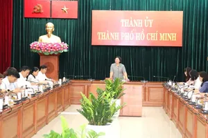Vice Secretary of the Ho Chi Minh City Party Committee, Van Thi Bach Tuyet chairs the working session with the Standing Committees of the Party Committees of Tan Son Nhi and Tay Thanh wards. (Photo: SGGP)