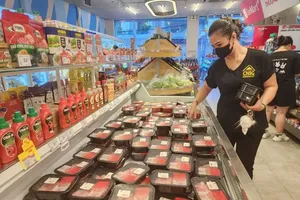 Residents purchase pork at a supermarket in An Hoi Tay Ward, HCMC. (Photo: SGGP)
