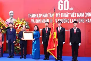 On behalf of the Party and State leadership, Vice State President Vo Thi Anh Xuan presents the Third-Class Labor Order to the Vietnam Museum of Fine Arts. (Photo: SGGP)