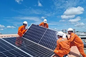 Many households install rooftop solar power systems to cope with the risk of electricity shortages during the hot season. (Photo: EVN)