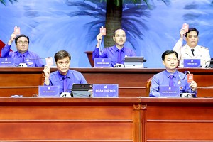 Delegates vote at the congress on June 24. (Photo: SGGP)