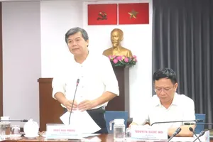 Deputy Head of the Propaganda and Mass Mobilization Commission of the Ho Chi Minh City Party Committee Tang Huu Phong chairs the conference. (Photo: SGGP)