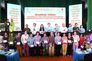 Ms. Le Thi Thuy, and Mr. Nguyen Phuoc Loc, and other delegates present gifts to disadvantaged residents in Can Gio Commune. (Photo: SGGP)