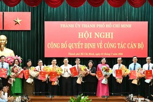 Vice Secretary of the Ho Chi Minh City Party Committee Van Thi Bach Tuyet (5th, R) and Head of Local Affairs Department III under the Central Propaganda and Mass Mobilization Commission, Nguyen Huy Ngoc (6th, L) present the appointment decisions to the Editorial Board of Sai Gon Giai Phong (SGGP) Newspaper. (Photo: SGGP)