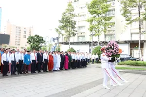 Party, State, HCMC leaders pay floral tribute to President Ho Chi Minh