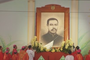 A portrait of Blessed Truong Buu Diep is carried in procession and displayed before a crowd of tens of thousands of followers. (Photo: VNA)