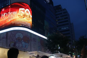 Images celebrating the 50th anniversary of Saigon–Gia Dinh officially being renamed Ho Chi Minh City (July 2, 1976 – 2026) are displayed on large electronic billboards in some of Seoul's busiest commercial and tourist areas. (Photo: VNA)
