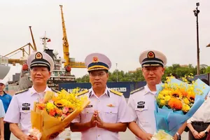 Senior Colonel Pham Tien Dung (C), Deputy Chief of Staff of the Naval Region 2 Command of the Vietnam People's Navy, presents flowers to welcome the commanding officers of the training ship Qijiguang (Hull 83) during their visit and working trip to Ho Chi Minh City. (Photo: SGGP)