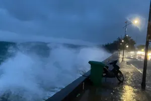 Heavy rain and strong winds sweep through the Co To Special Zone on the afternoon of July 4 under the influence of Typhoon Maysak. (Photo: SGGP)
