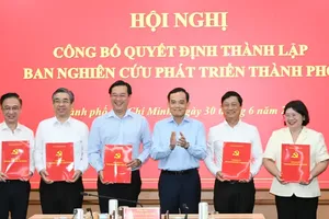 Secretary of the Ho Chi Minh City Party Committee Tran Luu Quang and Chairperson of the HCMC Development Research Board Tran Luu Quang presents appointment decisions to the Deputy Chairpersons of the Board. (Photo: SGGP)