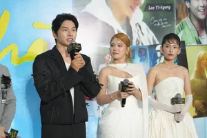 South Korean actor Lee Yi Kyung attends the premiere of the feature film titled "Me oi, ve nha" (Mom, Come Home).
