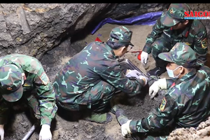As of 4:00 p.m. on July 7, a total of 11 sets of martyrs' remains had been recovered in Le Thi Rieng Park. (Photo: SGGP)