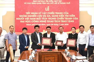 Leaders of the Ho Chi Minh City People's Committee and the city's Steering Committee for the Search, Recovery and Identification of Fallen Soldiers' Remains receive the archival dossiers during the handover ceremony. (Photo: SGGP)