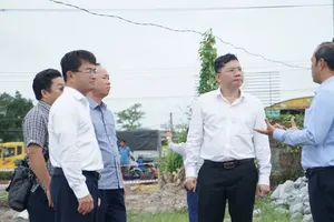 Vice Chairman of the Ho Chi Minh City People's Committee Hoang Nguyen Dinh inspects compensation and site clearance progress for the HCMC–Chon Thanh Expressway Project. (Photo: SGGP)