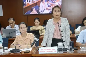 Vice Chairwoman of the Thanh My Tay Ward People's Committee, Nguyen Thi Chau Thi, speaks at the meeting. (Photo: SGGP)