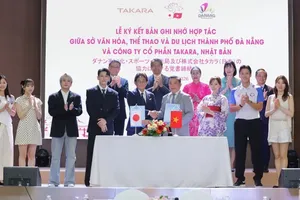 Representatives of the Da Nang Department of Culture, Sports and Tourism and Takara Corporation of Japan sign a Memorandum of Understanding (MoU) on cooperation. (Photo: SGGP)