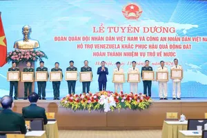 Prime Minister Le Minh Hung presents the Fatherland Protection Order to outstanding organizations at the commendation ceremony on July 11. (Photo: SGGP)