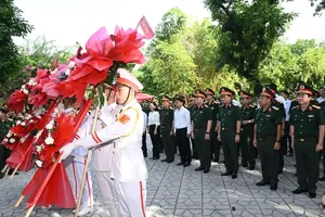 General Nguyen Trong Nghia pays tribute to late Party General Secretary, martyrs