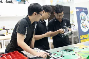 Students at the Ho Chi Minh City University of Science under Vietnam National University - Ho Chi Minh City (VNU-HCM) during a practical laboratory session. (Photo: SGGP)