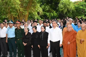 Delegates attend the flower- and incense-offering ceremony at Le Thi Rieng Park in HCMC on July 13. (Photo: SGGP)